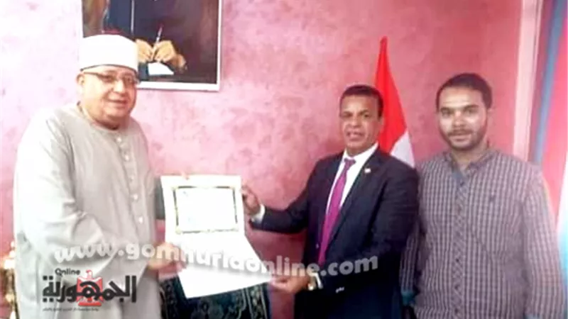 الإتحاد المصرى لحقوق الإنسان يكرم رئيس المنطقة الأزهرية بالوادى الجديد