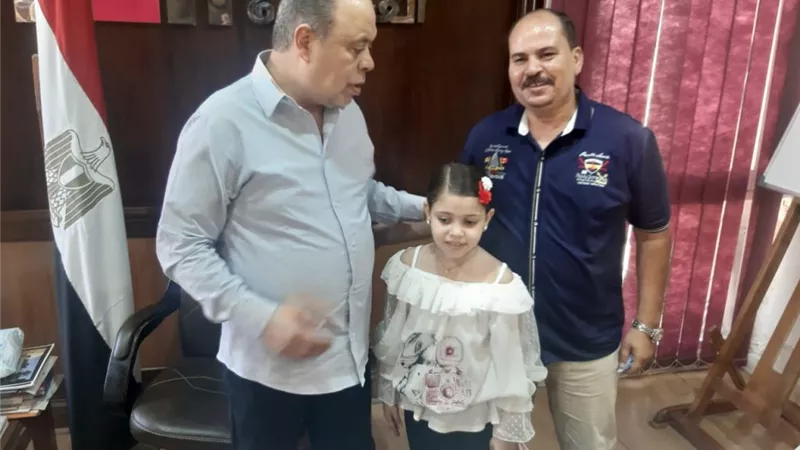 نقيب الممثلين يلتقي بشقيق عبد الرازق الشيمي ويعد بتكريم خاص للراحل