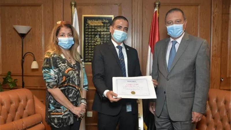 تكريم موظف بمصرللطيران لأمانته عثر علي ٢٠٠٠ دولار