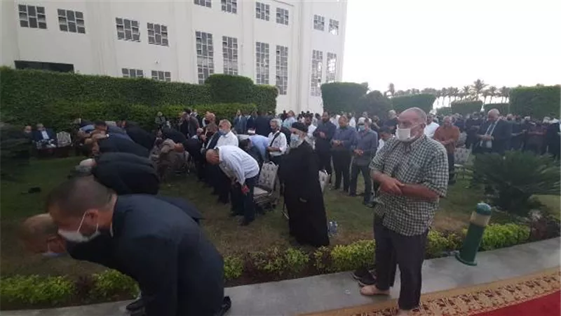 قسيس ينظم صلاة المغرب للمشاركين فى عزاء محمد فريد خميس