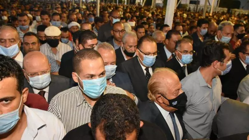 محافظ الشرقية يؤدى صلاة الجنازة على رجل الأعمال محمد فريد