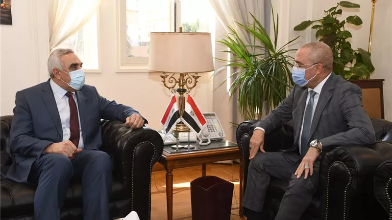 وزير الإسكان والسفير العراقى بالقاهرة يبحثان سبل التعاون المشترك فى مجال البناء والتعمير