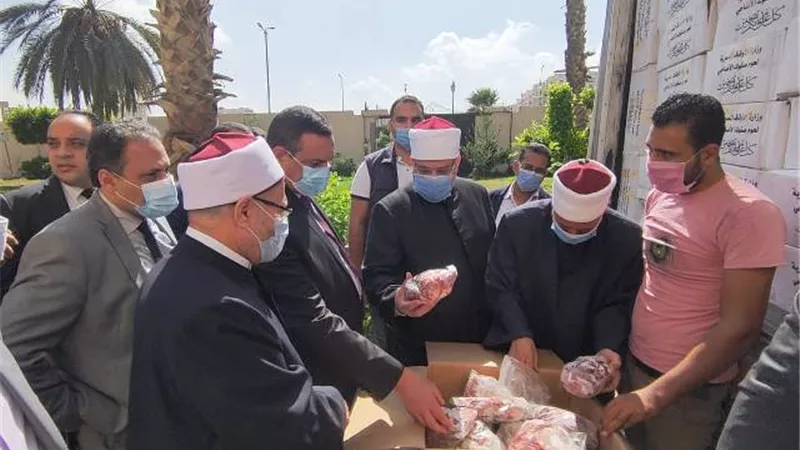 وزيرالأوقاف والمفتى ومحافظ البحيرة يوزعون ٤ طن لحوم صكوك الأضاحى على المستحقين