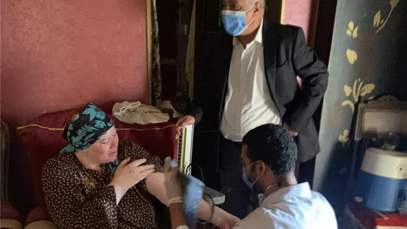 وكيل صحة الغربيه يقوم بالكشف علي الحالات فى قريه دفره بمنازلهم للتوعيه ب100 مليون صحة