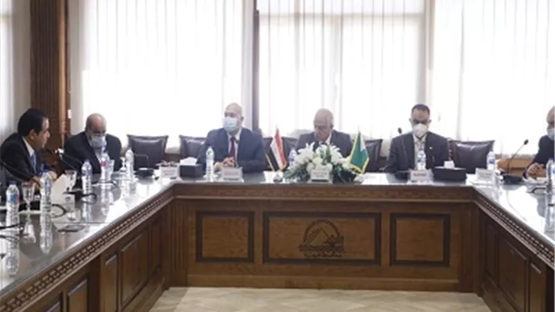 محافظ الجيزة يلتقى بأصحاب مصانع الطوب بالصف وأطفيح