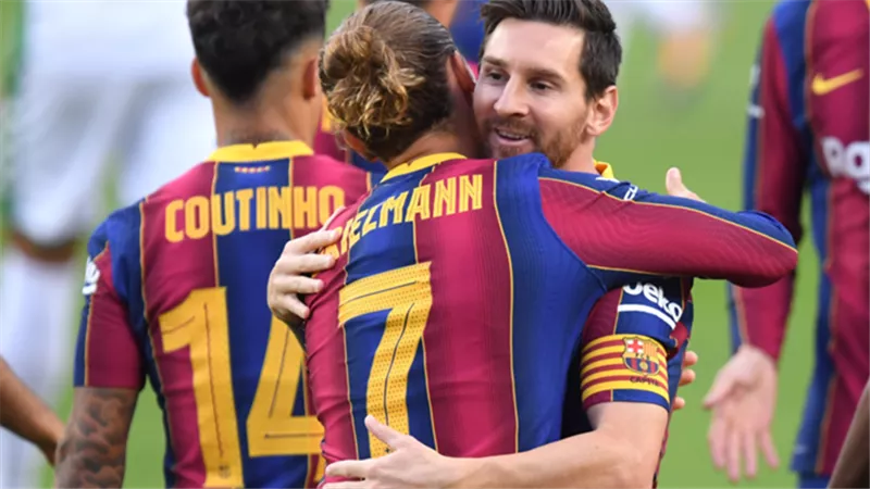 جماهير برشلونة تدشن هاشتاج #شتيجن_القائد .. وتطالب بتجريد الشارة من ميسي