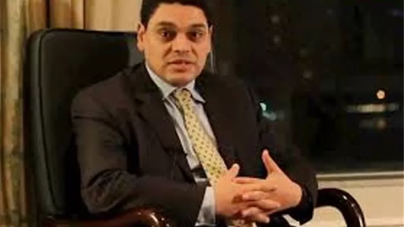 معتز عبد الفتاح: السيسي يحاول إنقاذ مصر من أخطاء الرؤساء الثلاثة السابقين