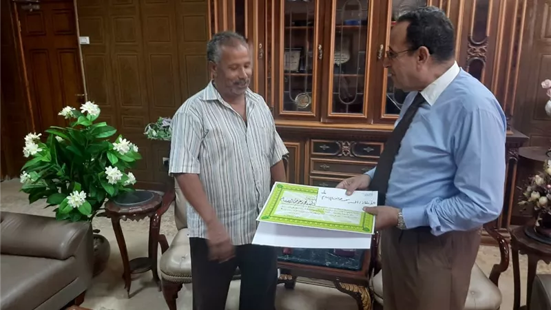 محافظ شمال سيناء يكرم منجد لأمانته وطالبة متفوقة من مدرسة المكفوفين