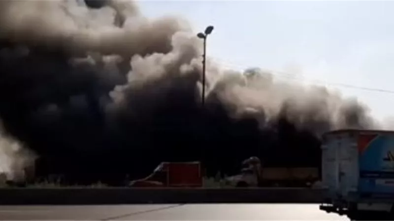 بالصور.. حريق هائل فى مجمع لحفظ الحاصلات الزراعية بالبحيرة والدفع بـ10 سيارات إطفاء