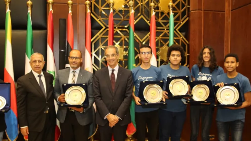 وزير الاتصالات يكرم الفريق الفائز فى الاولمبياد الدولى للمعلوماتية بسنغافورة
