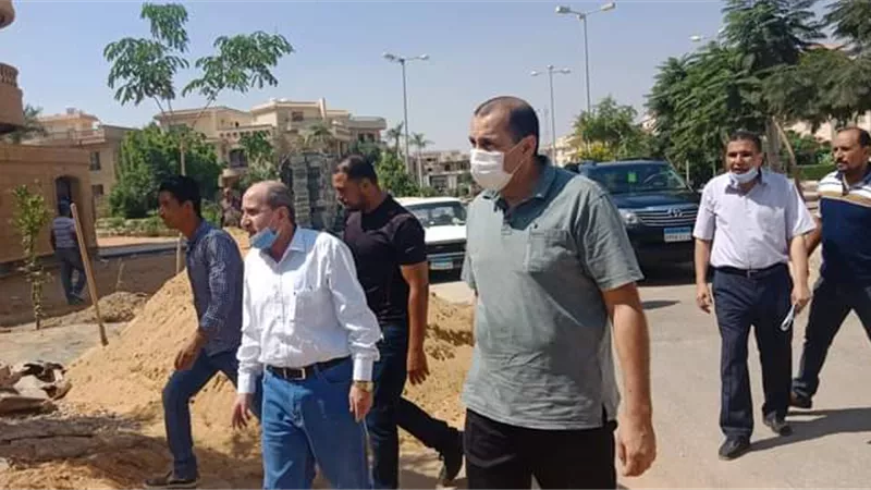 رئيس كهرباء القناة يتابع اعادة تأهيل وتجويد الموزعات قبل دخول الشتاء - صور