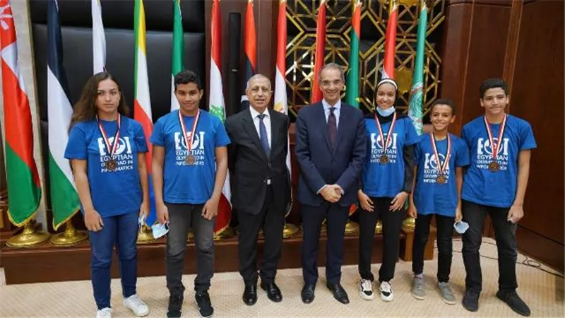 وزير الاتصالات وتكنولوجيا المعلومات يكرم الفريق المصري الفائز بـ 4 ميداليات دولية فى الاولمبياد الدولى للمعلوماتية بسنغافورة