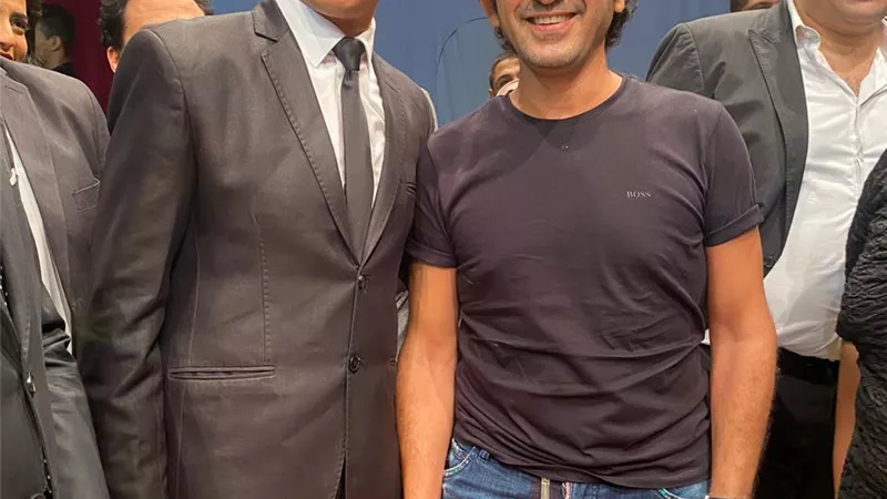 صورة تجمع الفنان حسن عبد الله بالفنان احمد حلمي فى عرض سينما مصر