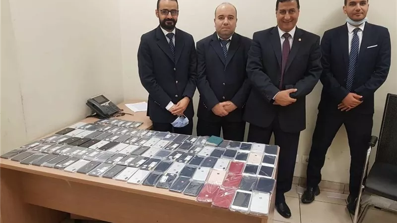 ضبط راكب حاول تهريب 105 هاتف محمول حديث بالمطار