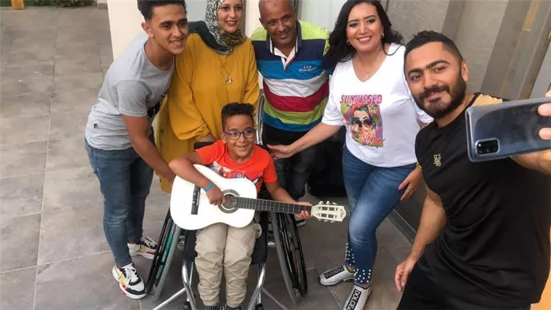 تامر حسنى مطلوب على تويتر بعد موقفه الإنساني مع الطفل محمد