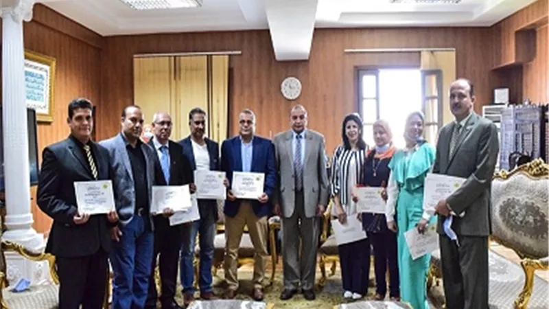 رئيس جامعة بنى سويف يلتقى بالعاملين الحاصلين على برنامج مكافحة الفساد