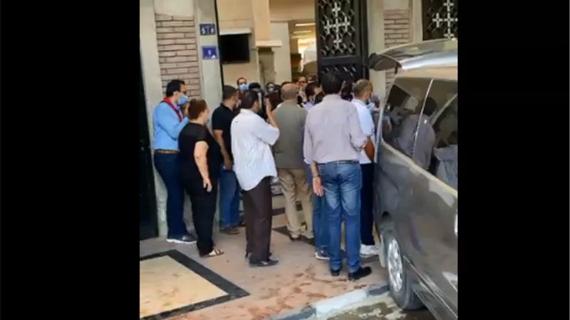 بدء توافد المُعزيين على كنيسة أبو سيفين لحضور جنازة المنتصر بالله
