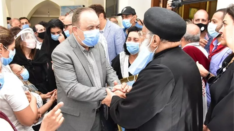 نقيب الممثلين ومنير مكرم يشاركان فى جنازة المنتصر بالله.. صور