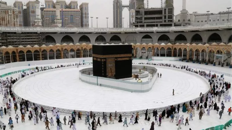 منع الوصول إلى الكعبة وأماكن مخصصة للعزل.. أبرز قرارات السعودية مع عودة العمرة