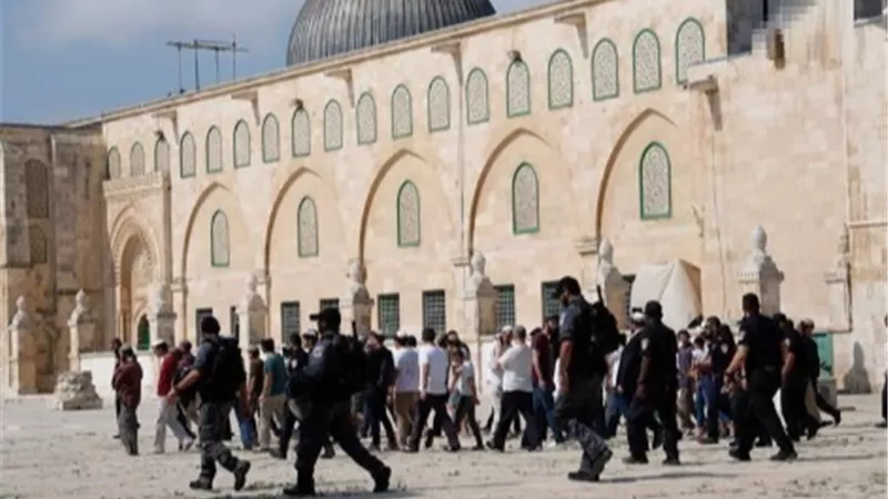 مستوطنون يهود يقتحمون المسجد الاقصى.. واغلاق الحرم الابراهيمي