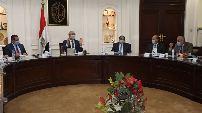 وزير الإسكان يتابع موقف تنفيذ وحدات 