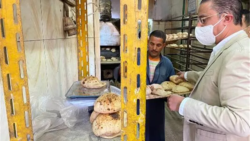 محافظ الفيوم يزن رغيف الخبز أثناء جولة مفاجئة بالمخابز