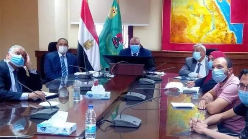 محافظ الوادى الجديد يناقش المخطط الإستراتيجى لتنمية المشروعات.صور