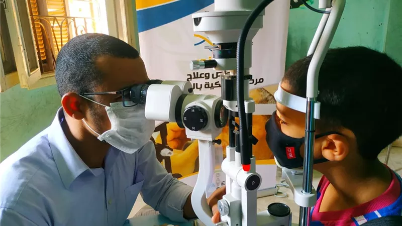صناع الخير تكشف علي عيون 500 مواطن بقرى حياة كريمة بالأقصر