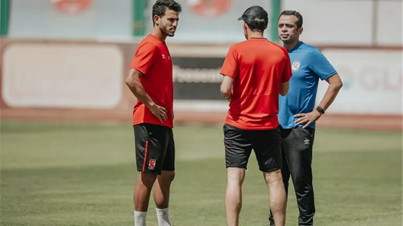 فايلر يجتمع مع نجم وسط الاهلى قبل المران الصباحى