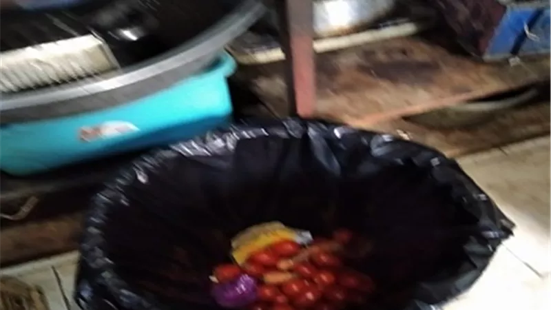 غلق ١٨ منشأة غير مرخصة وإعدام ربع طن أغذية فاسدة بفاقوس وأولاد صقر