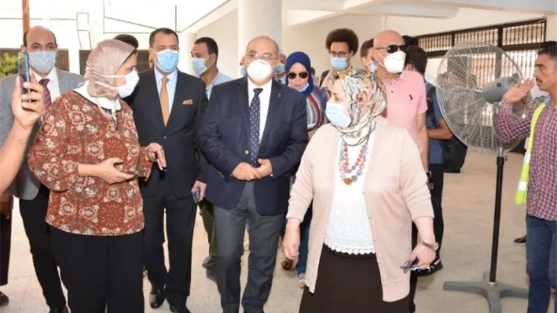 رئيس جامعة أسيوط يتفقد أول أيام إنطلاق الكشف الطبى على الطلاب الجدد