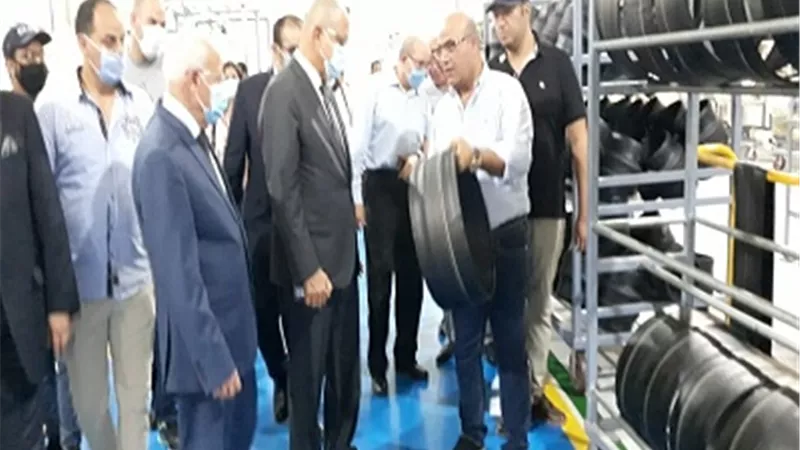 رئيس اتحاد الصناعات المصرية يتفقد مصنع إنتاج إطارات السيارات ببورسعيد .
