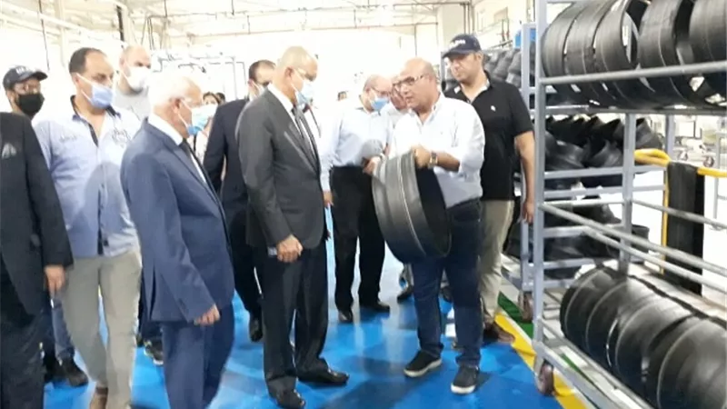 رئيس اتحاد الصناعات يتفقد مصنع إنتاج إطارات السيارات ببورسعيد