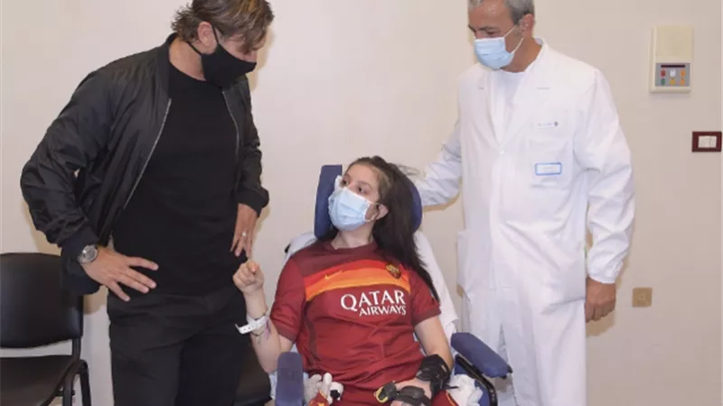 توتى يزور فتاة استفاقت من الغيبوبة بعد سماع تسجيل صوتي له