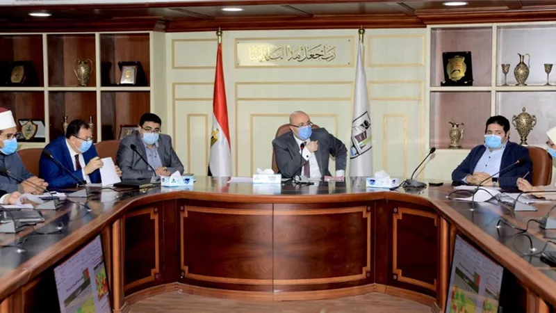 محافظ بني سويف يطالب بجدول زمني لتنفيذ خطط وجهود توعية الأهالي بملف الزيادة السكانية