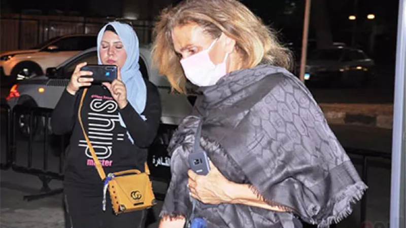 يسرا تقدم واجب العزاء لاسرة الراحل المنتصر بالله بكنيسة الزمالك.. صور