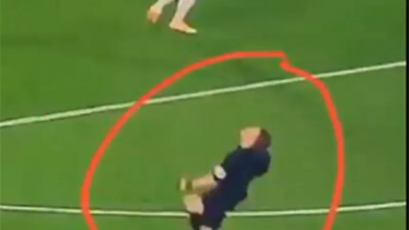 رد فعل غريبة لحكم مباراة ليفربول وأرسنال بعدما أهدر لاكازيت هدفا محققا.. فيديو