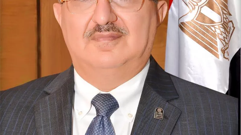 الجمال يُعلن عن بدء اتخاذ الإجراءات اللازمة لصرف 1500 جنية لكافة العاملين بجامعة أسيوط