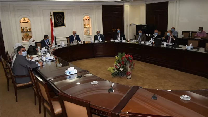وزير الإسكان يتابع موقف توصيل المرافق وتسليم قطع الأراضى بمشروع 