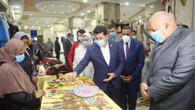 وزير الرياضة يشيد بمعروضات تراث الواحات فى احتفالية 
