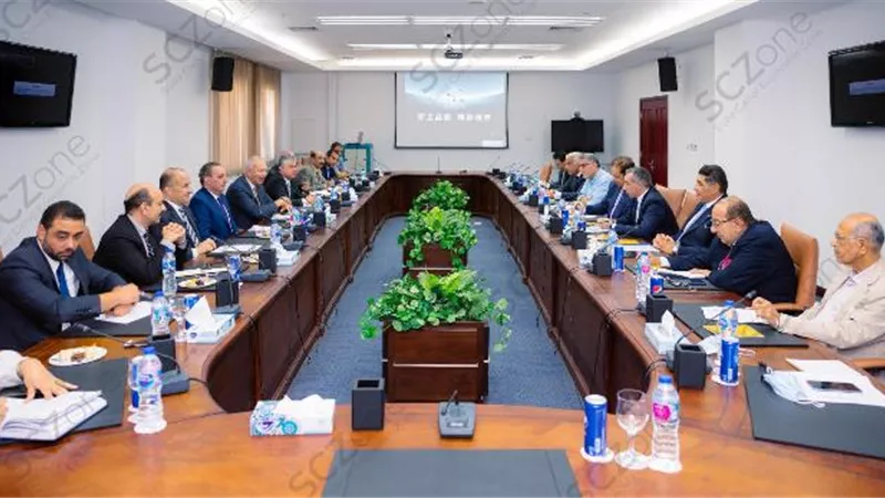 رئيس المنطقة الاقتصادية يجتمع مع المطورين لبحث أوضاع الاستثمار بالعين السخنة