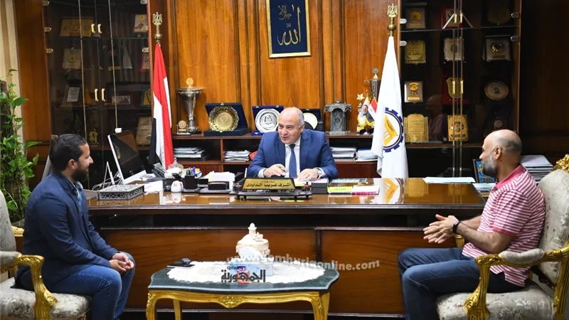 محافظ قنا ونائبه يستقبلان عددا من المواطنين لبحث شكاواهم