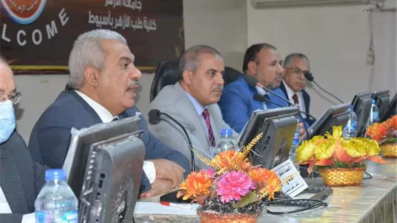 رئيس جامعة الأزهر ونائباه يعقدون لقاء مفتوحا مع أطباء الامتياز بطب الأزهر بأسيوط