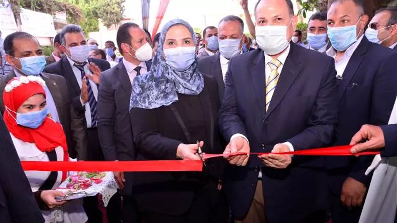 وزيرة التضامن ومحافظ أسيوط يفتتحان وحدة التدريب والتوظيف