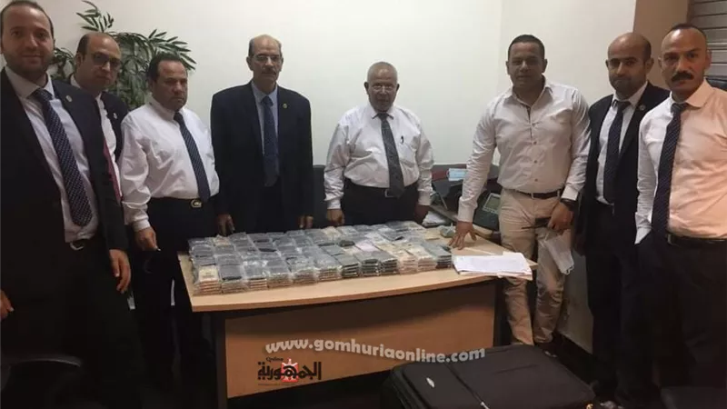 جمارك المطار تحبط تهريب ٢٥٠ موبيل اي فون