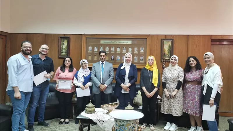 ألسن عين شمس تكرم طلاب الدراسات العليا بقسمي اللغة الإنجليزية والفرنسية