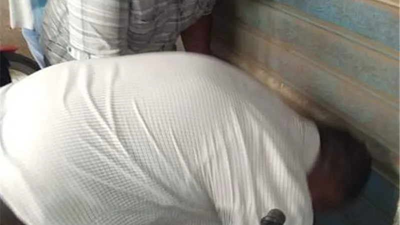 غلق وتشميع 3 محال تجارية ومصنع لتصنيع الحلويات بدون ترخيص بأبوكبير