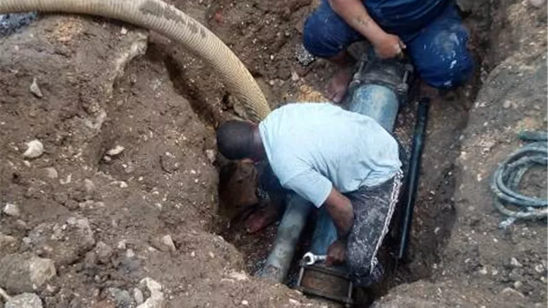 إصلاح كسر مفاجئ في خط مياه بنجع حمادي.صور