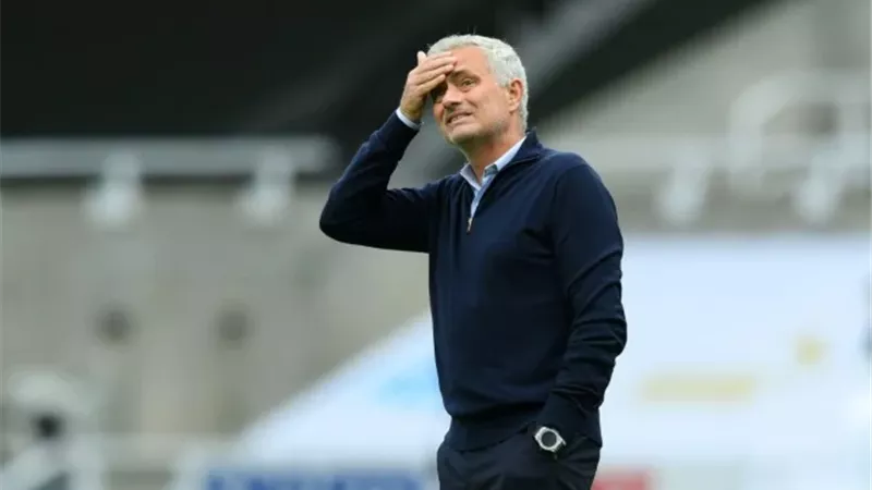 مورينيو يبحث عن لاعب في دورات المياه.. فيديو