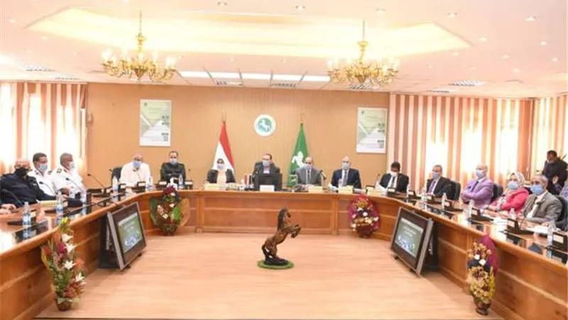محافظ الشرقية ووكيل وزارة الصحة يناقشان تجارب للقاح كورونا
